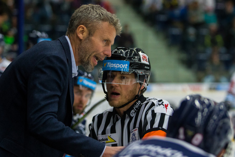 Tygři porazili Vítkovice v hallooweenském utkání 3:2