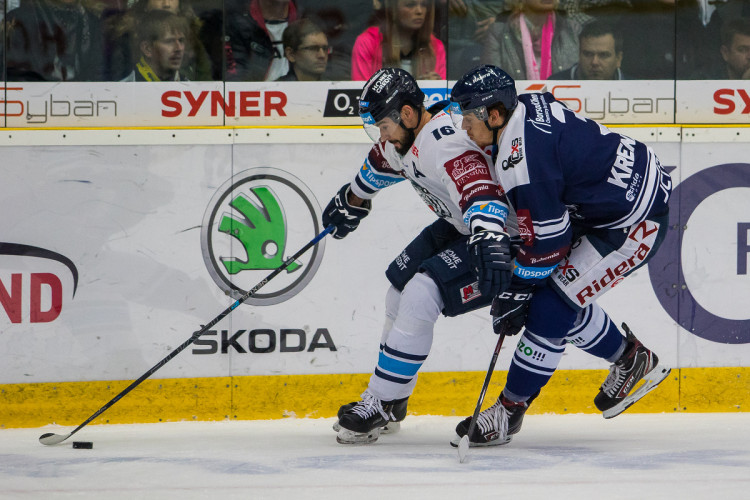 Tygři porazili Vítkovice v hallooweenském utkání 3:2
