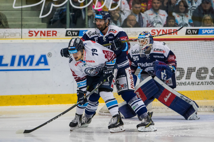 Tygři porazili Vítkovice v hallooweenském utkání 3:2