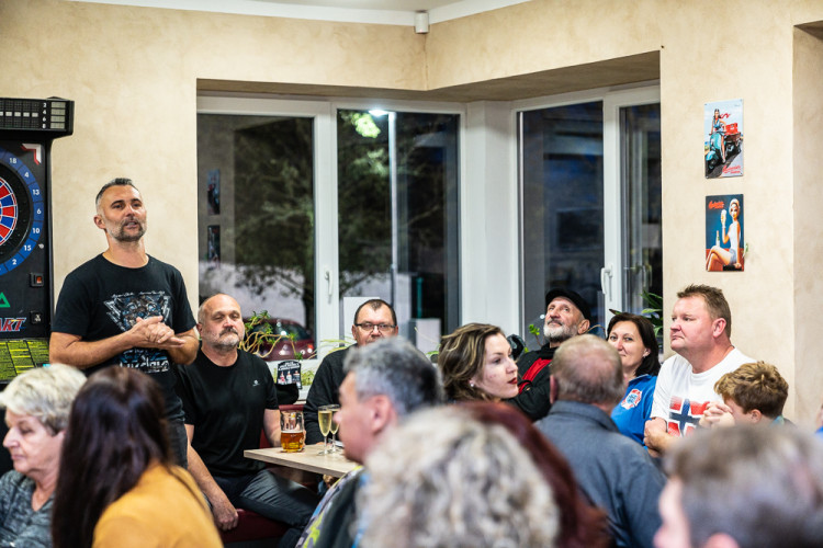 V Plané pokřtili charitativní kalendář hasiček a fotbalistů