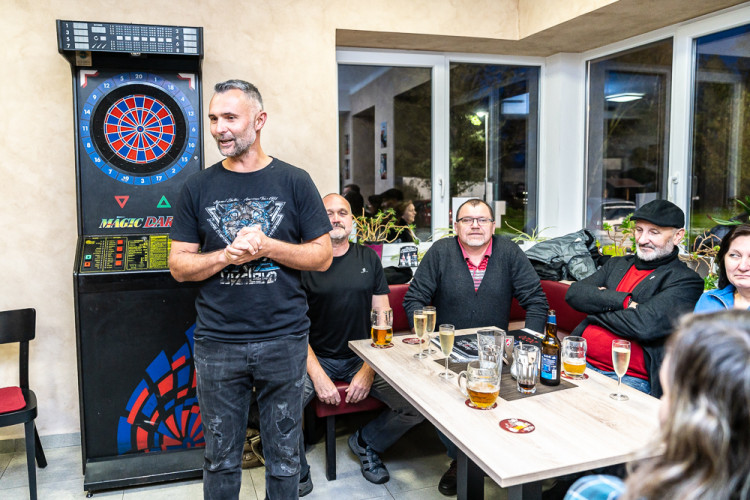 V Plané pokřtili charitativní kalendář hasiček a fotbalistů