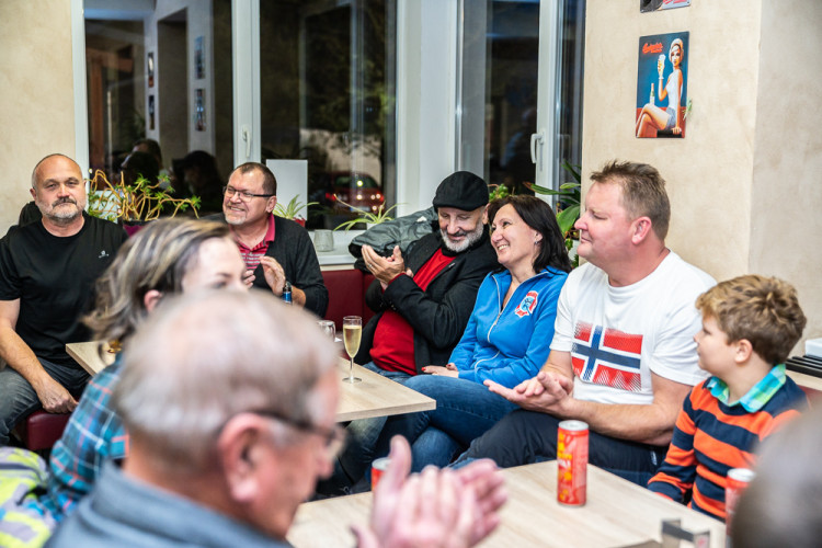 V Plané pokřtili charitativní kalendář hasiček a fotbalistů