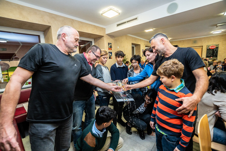 V Plané pokřtili charitativní kalendář hasiček a fotbalistů