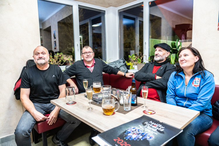 V Plané pokřtili charitativní kalendář hasiček a fotbalistů