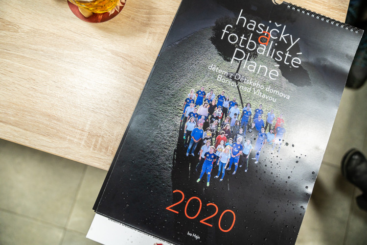 V Plané pokřtili charitativní kalendář hasiček a fotbalistů