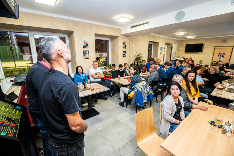 V Plané pokřtili charitativní kalendář hasiček a fotbalistů