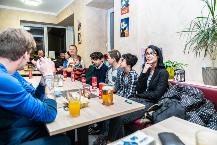 V Plané pokřtili charitativní kalendář hasiček a fotbalistů