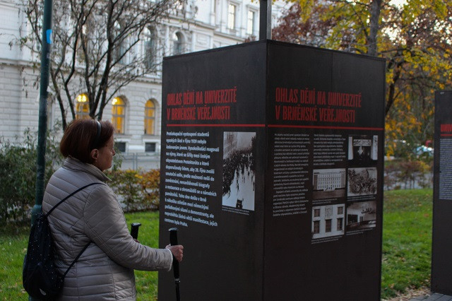 Výstava na Žerotínově náměstí vypráví příběh o nejtemnějším období Masarykovy univerzity