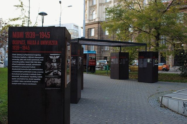 Výstava na Žerotínově náměstí vypráví příběh o nejtemnějším období Masarykovy univerzity