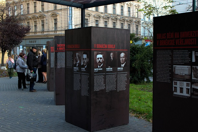 Výstava na Žerotínově náměstí vypráví příběh o nejtemnějším období Masarykovy univerzity