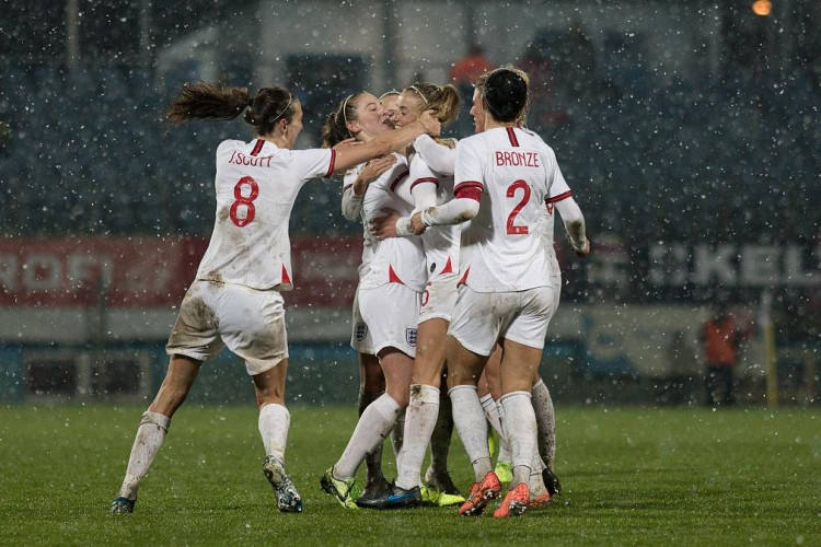 Fotbalistky podlehly v přípravě Angličankám.: České reprezentantky podlehly Angličankám