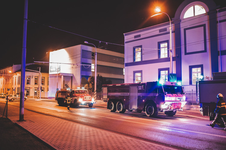 Hoří bývalý Cabaret v Průmyslové ulici. Na místě zasahují hasiči