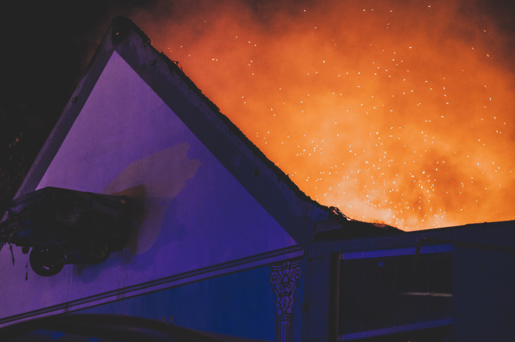 Hoří bývalý Cabaret v Průmyslové ulici. Na místě zasahují hasiči