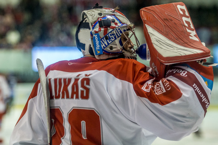 FOTOGALERIE: Vyprodaná plecharéna v Olomouci sledovala prohru Kohoutů s Jágrovým Kladnem