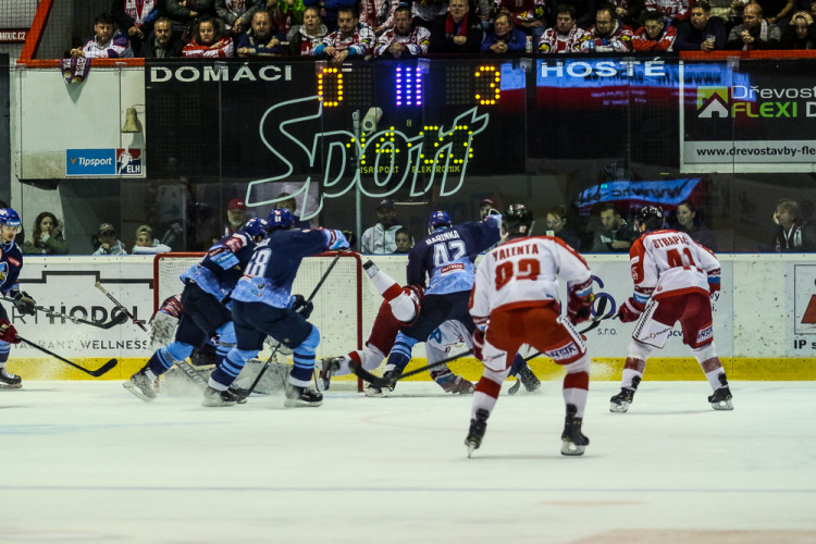 FOTOGALERIE: Vyprodaná plecharéna v Olomouci sledovala prohru Kohoutů s Jágrovým Kladnem