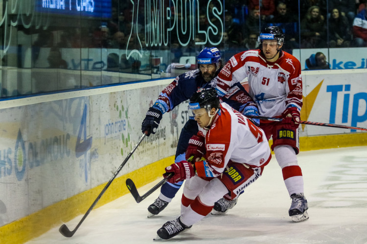 FOTOGALERIE: Vyprodaná plecharéna v Olomouci sledovala prohru Kohoutů s Jágrovým Kladnem