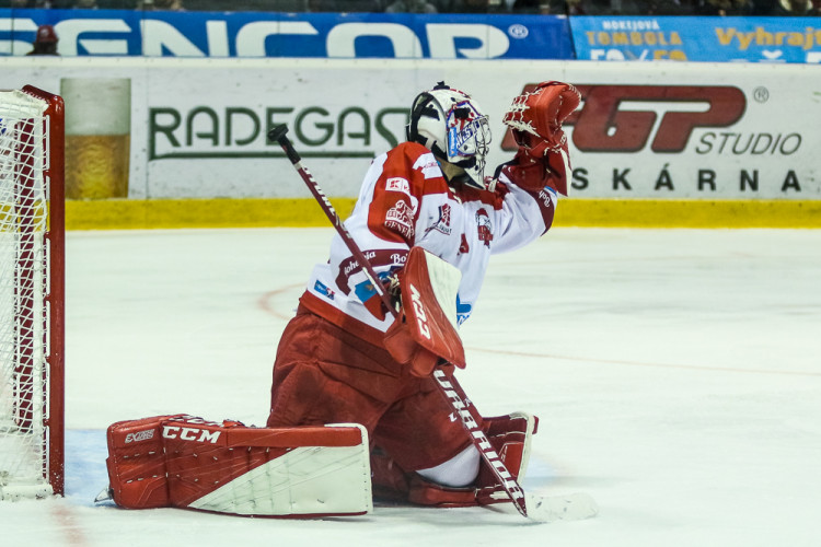 FOTOGALERIE: Vyprodaná plecharéna v Olomouci sledovala prohru Kohoutů s Jágrovým Kladnem