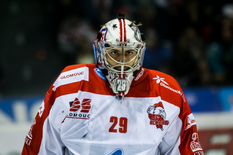 FOTOGALERIE: Vyprodaná plecharéna v Olomouci sledovala prohru Kohoutů s Jágrovým Kladnem