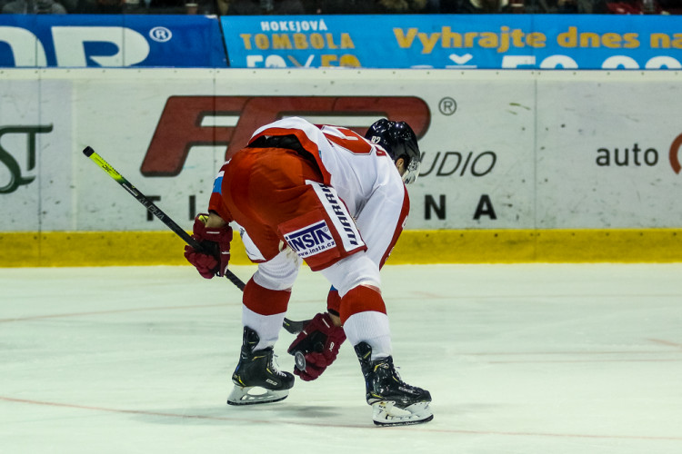 FOTOGALERIE: Vyprodaná plecharéna v Olomouci sledovala prohru Kohoutů s Jágrovým Kladnem