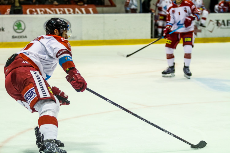 FOTOGALERIE: Vyprodaná plecharéna v Olomouci sledovala prohru Kohoutů s Jágrovým Kladnem