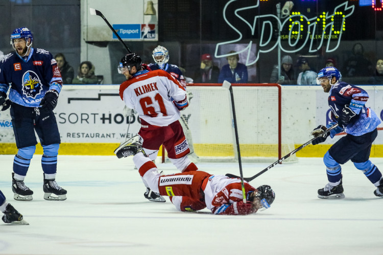 FOTOGALERIE: Vyprodaná plecharéna v Olomouci sledovala prohru Kohoutů s Jágrovým Kladnem