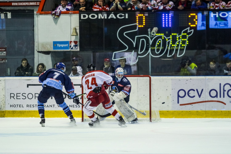 FOTOGALERIE: Vyprodaná plecharéna v Olomouci sledovala prohru Kohoutů s Jágrovým Kladnem