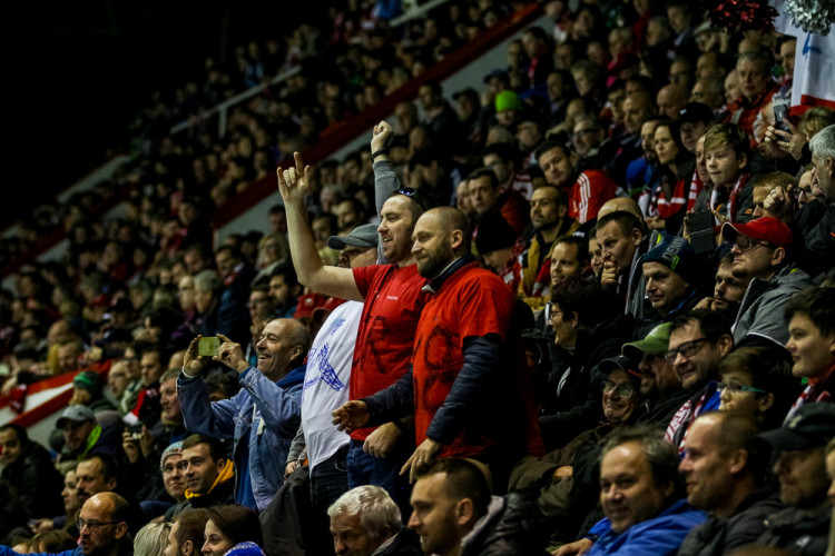 FOTOGALERIE: Vyprodaná plecharéna v Olomouci sledovala prohru Kohoutů s Jágrovým Kladnem