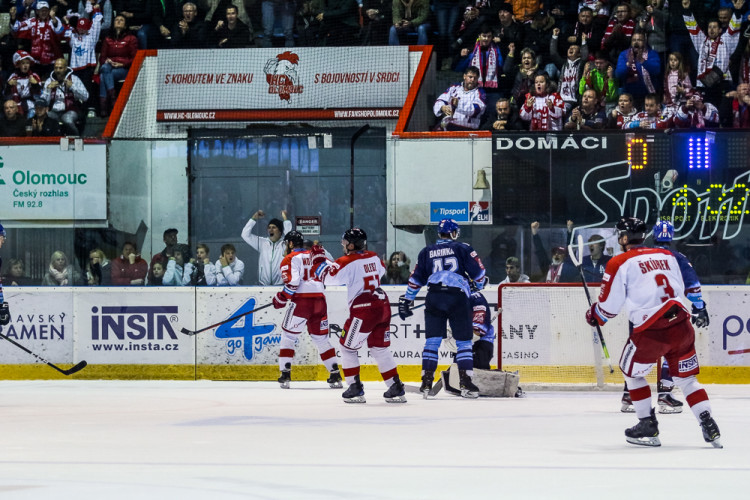 FOTOGALERIE: Vyprodaná plecharéna v Olomouci sledovala prohru Kohoutů s Jágrovým Kladnem