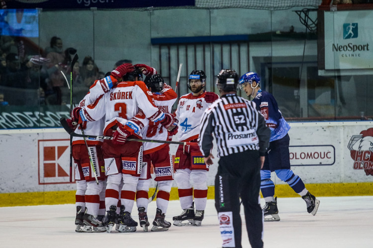 FOTOGALERIE: Vyprodaná plecharéna v Olomouci sledovala prohru Kohoutů s Jágrovým Kladnem