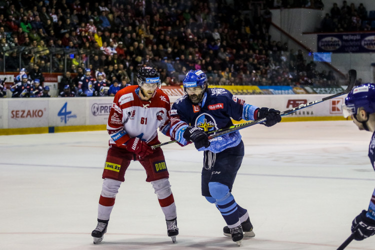 FOTOGALERIE: Vyprodaná plecharéna v Olomouci sledovala prohru Kohoutů s Jágrovým Kladnem