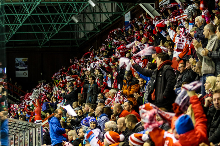 FOTOGALERIE: Vyprodaná plecharéna v Olomouci sledovala prohru Kohoutů s Jágrovým Kladnem