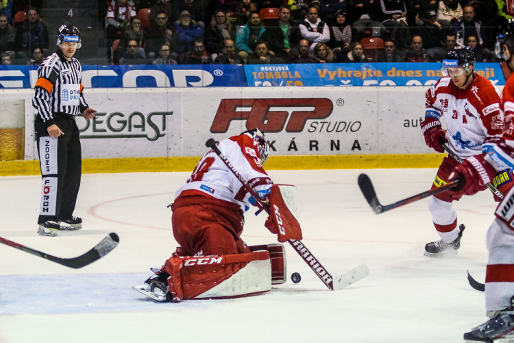 FOTOGALERIE: Vyprodaná plecharéna v Olomouci sledovala prohru Kohoutů s Jágrovým Kladnem