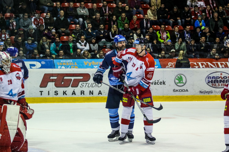 FOTOGALERIE: Vyprodaná plecharéna v Olomouci sledovala prohru Kohoutů s Jágrovým Kladnem