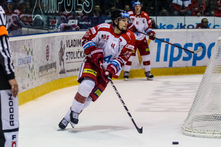 FOTOGALERIE: Vyprodaná plecharéna v Olomouci sledovala prohru Kohoutů s Jágrovým Kladnem