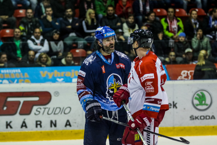 FOTOGALERIE: Vyprodaná plecharéna v Olomouci sledovala prohru Kohoutů s Jágrovým Kladnem