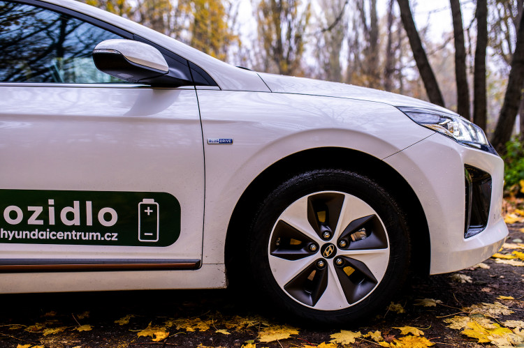 Elektromobil Ioniq poutá pozornost nejen vzhledem