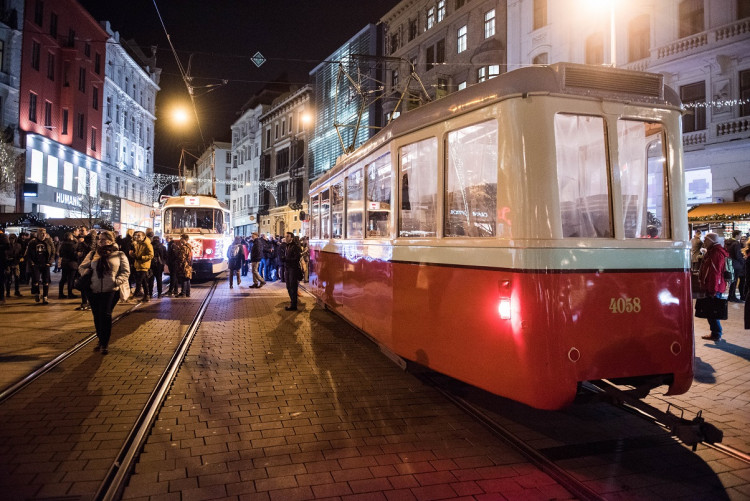 Svoboďák dnes prozářil vánoční strom. Rozsvícení stromu zahájilo vánoční trhy i ve středobodu města