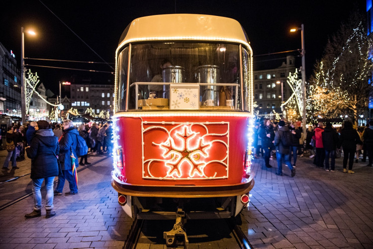 Svoboďák dnes prozářil vánoční strom. Rozsvícení stromu zahájilo vánoční trhy i ve středobodu města