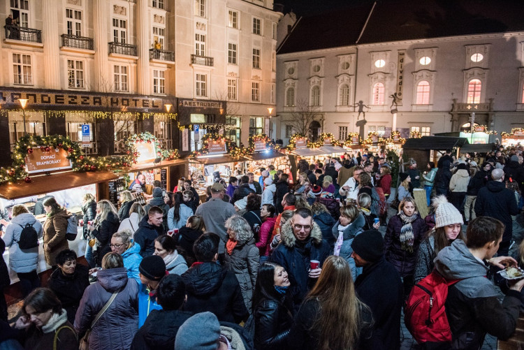 Svoboďák dnes prozářil vánoční strom. Rozsvícení stromu zahájilo vánoční trhy i ve středobodu města