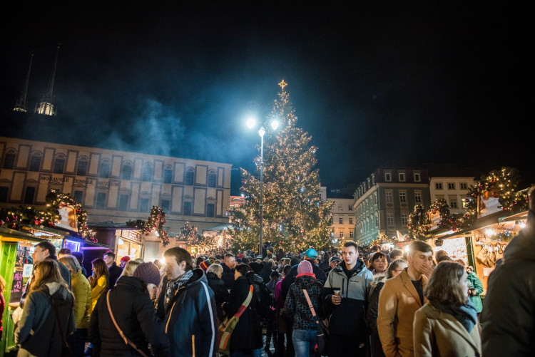 Svoboďák dnes prozářil vánoční strom. Rozsvícení stromu zahájilo vánoční trhy i ve středobodu města