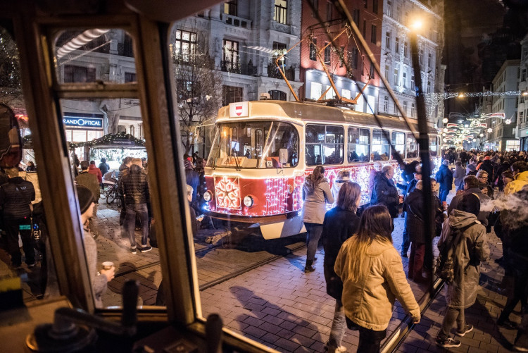 Svoboďák dnes prozářil vánoční strom. Rozsvícení stromu zahájilo vánoční trhy i ve středobodu města