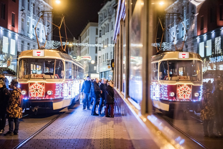 Svoboďák dnes prozářil vánoční strom. Rozsvícení stromu zahájilo vánoční trhy i ve středobodu města