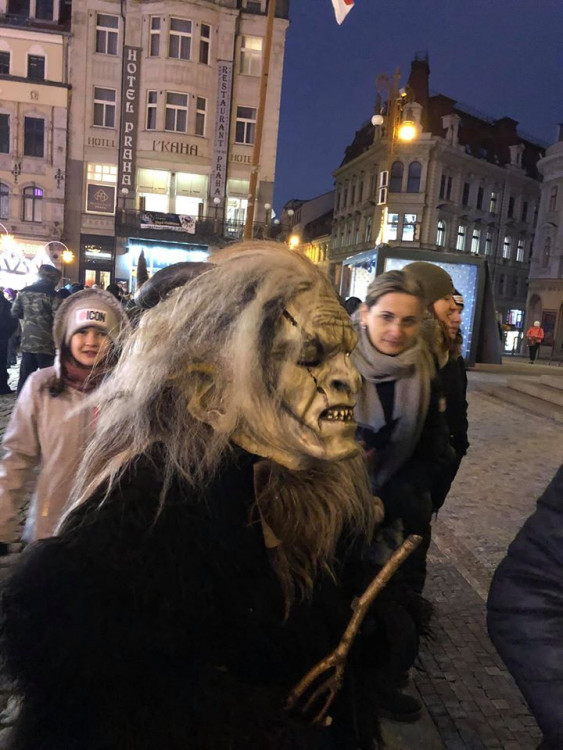 Krampus čerti před radnicí
