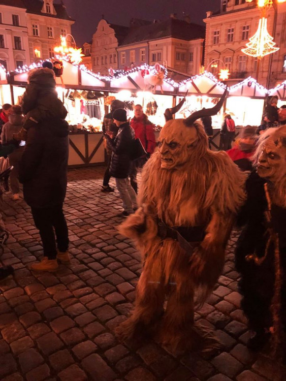 Krampus čerti před radnicí