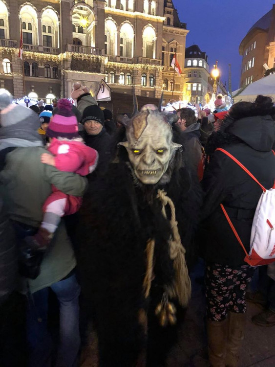Krampus čerti před radnicí