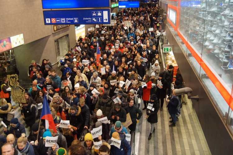 Demonstrace proti Babišovi se účastnilo 50 tisíc lidí. Za týden se akce bude opakovat