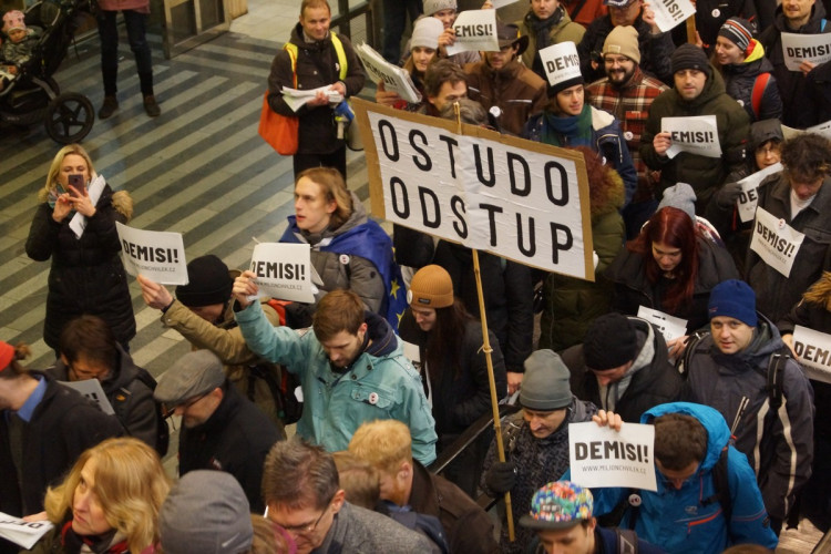 Demonstrace proti Babišovi se účastnilo 50 tisíc lidí. Za týden se akce bude opakovat