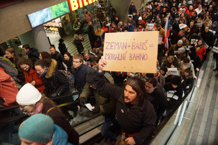  Demonstrace proti Babišovi se účastnilo 50 tisíc lidí. Za týden se akce bude opakovat