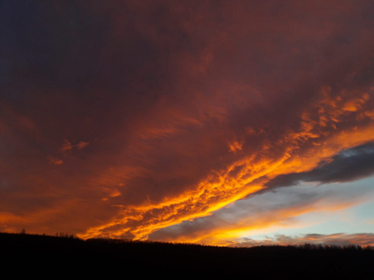 FOTOGALERIE: Slunce a mraky dnes kouzlily na ranní obloze. Tady jsou vaše nejlepší úlovky