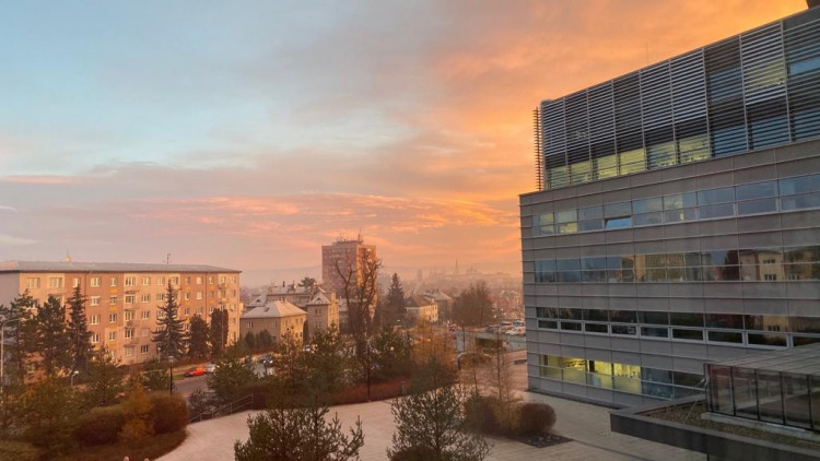 FOTOGALERIE: Slunce a mraky dnes kouzlily na ranní obloze. Tady jsou vaše nejlepší úlovky